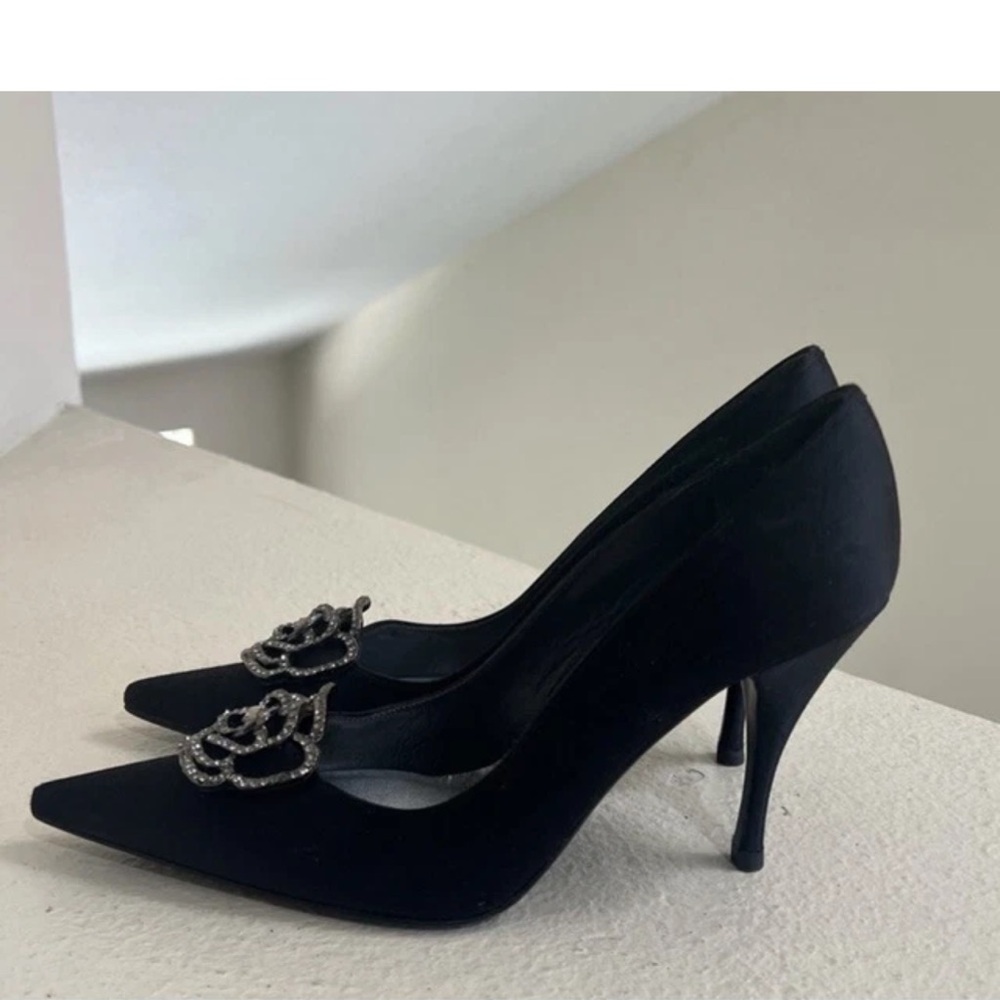 Stuart Weitzman Satin Crystal Flower Pointed Toe  Rose Pumps‎ Heels. 6.5